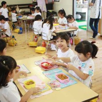 <p class="has-text-align-center" style="font-size:17px"><strong>
カレーパーティ
</strong></p>