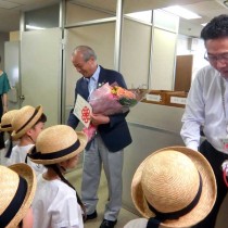 <p class="has-text-align-center" style="font-size:17px"><strong>
花の日
</strong></p>