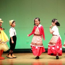 <p class="has-text-align-center" style="font-size:17px"><strong>
おゆうぎ会
</strong></p>