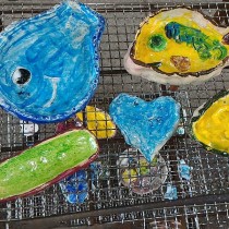 <p class="has-text-align-center" style="font-size:17px"><strong>
親子陶芸教室
</strong></p>