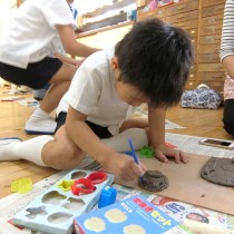 <p class="has-text-align-center" style="font-size:17px"><strong>
親子陶芸教室
</strong></p>